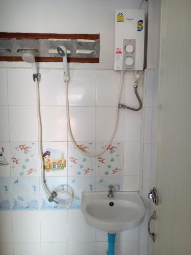 a bathroom with a shower and a sink at Lung Teeb Paradise Chao Lao Resort in Chao Lao Beach