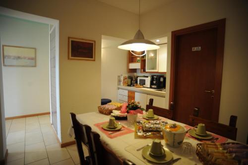 jadalnia ze stołem i kuchnią w obiekcie Agostini Daniela B&B w mieście Cadoneghe