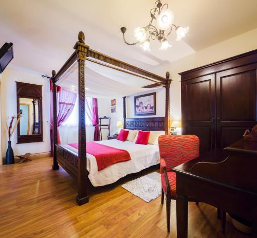 a bedroom with a canopy bed and a desk at A Feira Posada in Overo