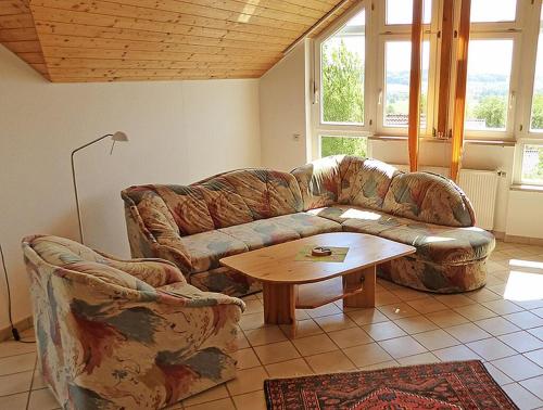 ein Wohnzimmer mit einem Sofa und einem Couchtisch in der Unterkunft Haus Sonntag in Frickingen