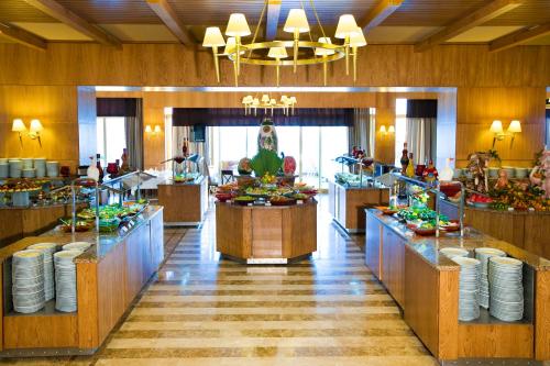 una fila di buffet in un ristorante con molti piatti di Fantasia Deluxe Hotel a Kusadası