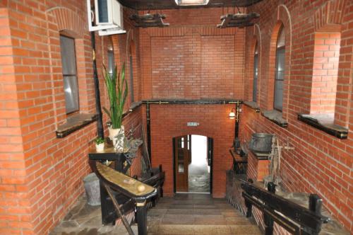ブリャンスクにあるGuest House "Oten"の煉瓦造りの建物の廊下