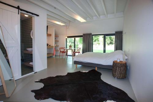 Łóżko lub łóżka w pokoju w obiekcie Uitgerust voor Zaken