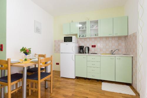 A kitchen or kitchenette at Apartments Larma