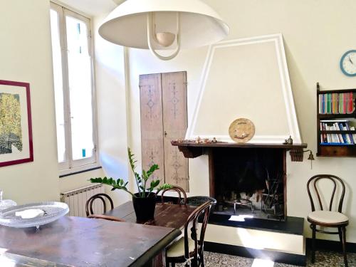 Una sala de estar con una mesa y una chimenea. en Civico43, en La Spezia