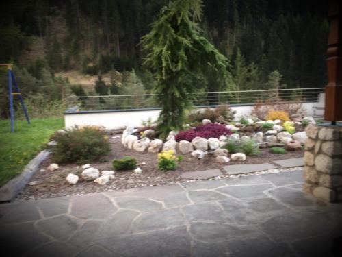 Un jardín fuera de Apartments Dilln Gütl
