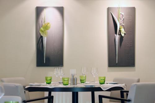 une salle à manger avec une table et des verres à vin dans l'établissement Hôtel de la Muse et du Rozier, à Mostuéjouls