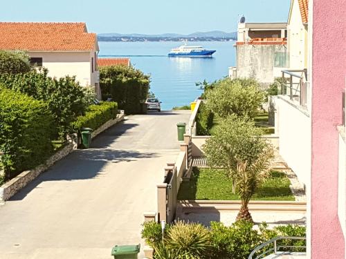 - une vue sur un bateau dans l'eau depuis une rue dans l'établissement Villa Pino with Pool, Sauna & Jacuzzi, à Petrčane