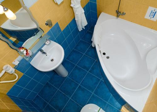 Ένα μπάνιο στο Shine Hotel