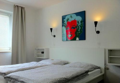 Schlafzimmer mit einem Bett mit Wandgemälde in der Unterkunft ask rooms Privatzimmer in Kassel in Kassel