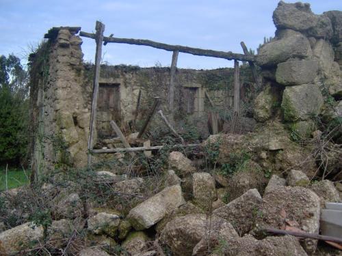 an old stone building with a bunch of rocks at Casas Vale Martinho in Santa Comba Dão