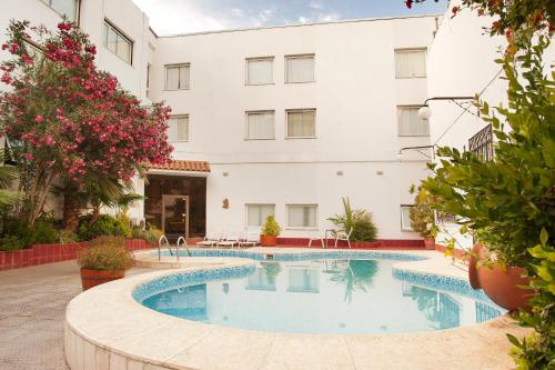 una piscina frente a un edificio en Hotel Princess en Mendoza