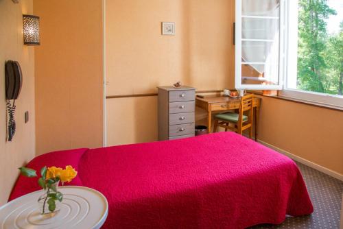 Ένα ή περισσότερα κρεβάτια σε δωμάτιο στο Hostellerie de La Roseraie