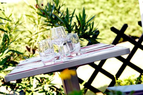 a table with glasses sitting on top of it at Campanile Rouen Nord - Mont-Saint-Aignan in Mont-Saint-Aignan