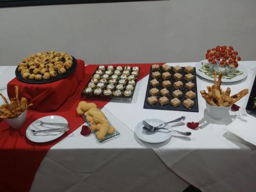 Comida en o cerca de este hotel