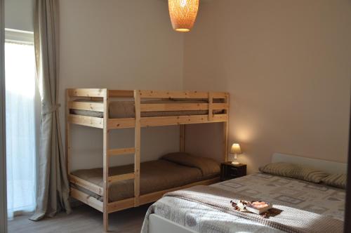 ターラントにあるBiblos e Mareのベッドルーム1室(二段ベッド1組、はしご付)