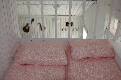 ヴィボルグにあるАпарт-коттедж retro-mini с сауной и мангалом Выборгのベッドルーム1室(枕2つ、ギター付)