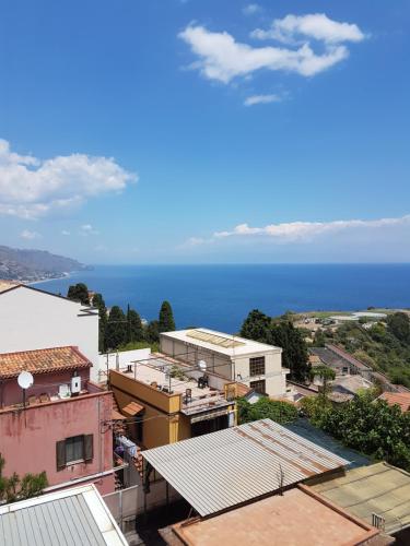 una vista del océano desde los tejados de los edificios en B&B Iris, en Taormina