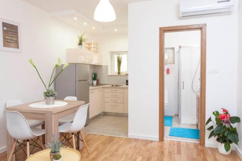 Una cocina y un comedor con mesa y sillas. en Apartment Mikula, en Makarska