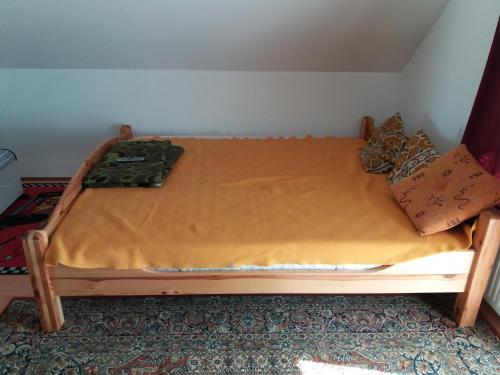 uma pequena cama num canto de um quarto em Rita vendégház em Villány