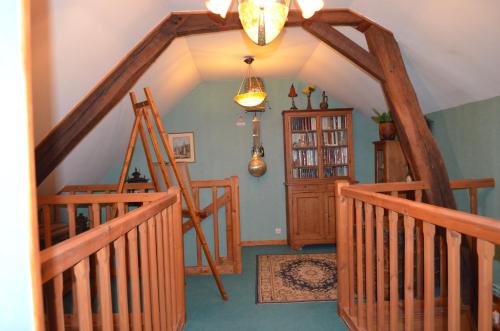 Cette chambre est dotée d'un escalier avec des balustrades en bois. dans l'établissement Maison d'Autrefois, à Mareau-aux-Prés