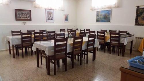 Rosary Sister Guest House Ein Karem tesisinde bir restoran veya yemek mekanı