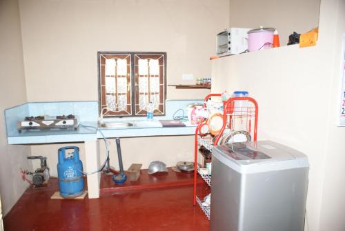 Η κουζίνα ή μικρή κουζίνα στο Kalpitiya Guest House