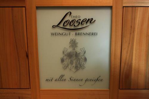 a glass door with a sign for the loscen merriment restaurant at Ferienwohnung Weingarten in Klotten