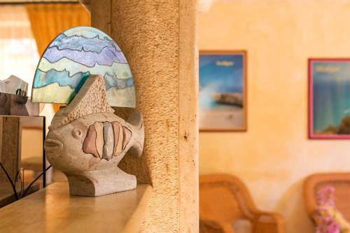 a statue of a head sitting on a table at Hotel San Francisco in Cala Gonone