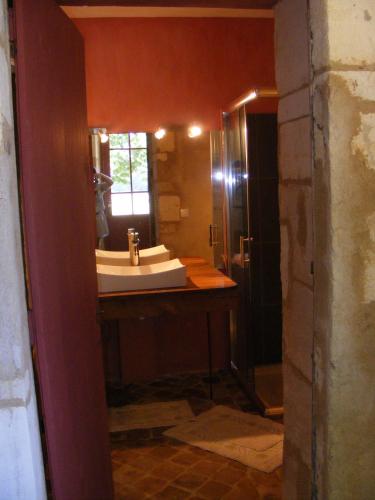 une salle de bain avec un lavabo et une douche dans l'établissement La chambre de la Tour, à Lugon et l’Ile du Carney