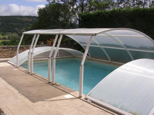 - une piscine avec un couvercle dans l'établissement Château de Camboulan, à Ambeyrac