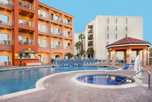 uma piscina em frente a um edifício em La Copa Inn Beach Hotel em South Padre Island