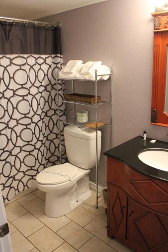 Bilik mandi di Brydan Suites