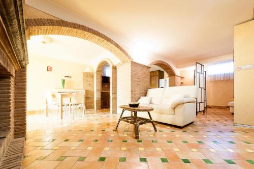 un soggiorno con un divano e un tavolo di Casa Vacanze Polifemo Loft a Sperlonga