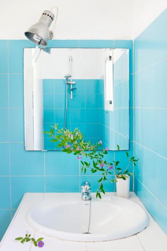 a bathroom with a sink and a mirror at Bungalows Puravida in Zahora