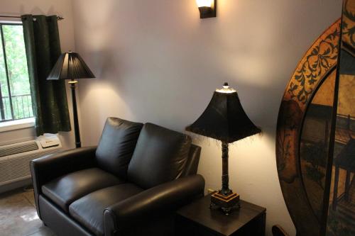 Ruang duduk di Brydan Suites