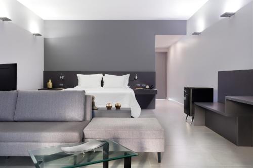 a bedroom with a bed and a couch at Essenza Dune Hotel in Jericoacoara