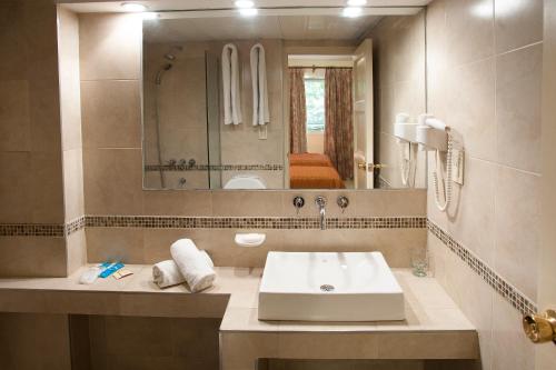 Ett badrum på Hotel Carollo
