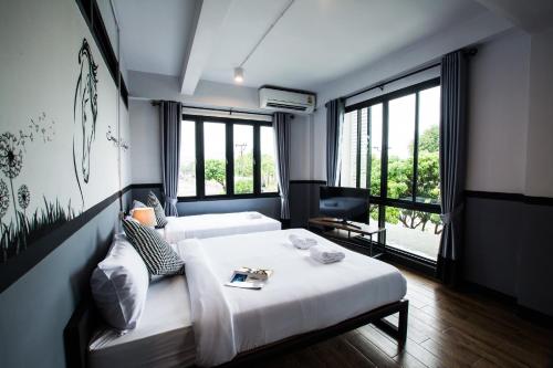 Ένα ή περισσότερα κρεβάτια σε δωμάτιο στο BY Hotel Kanchanaburi