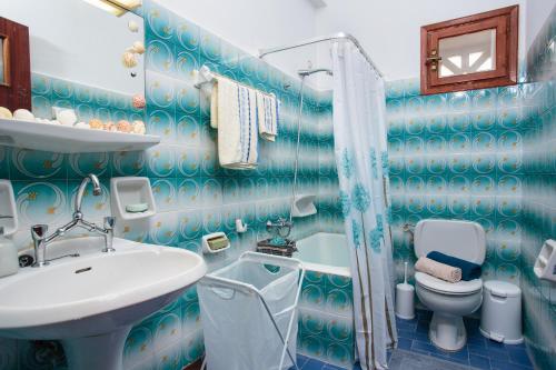 MárpissaにあるVilla Melpomeniのバスルーム(トイレ、洗面台付)