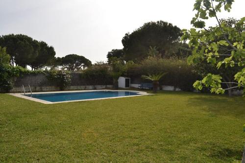 una piscina en el patio de una casa en Villa las Redes, en El Puerto de Santa María