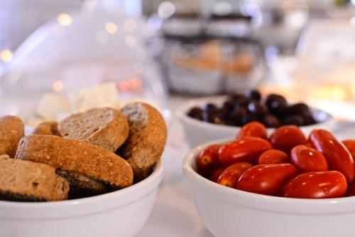 twee kommen met verschillende soorten brood en tomaten bij Rizes Hotel in Livadakia