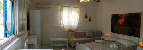 a living room with a couch and a window at Remvi Studios in Pounda