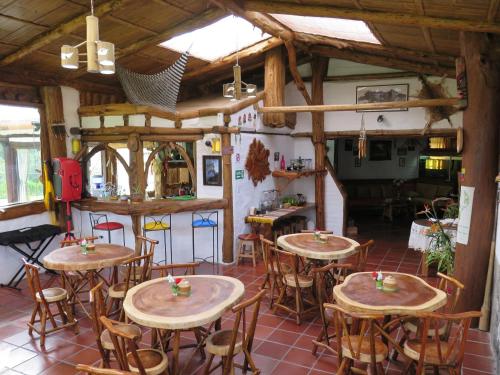 Un restaurante u otro lugar para comer en Zaysant Ecolodge