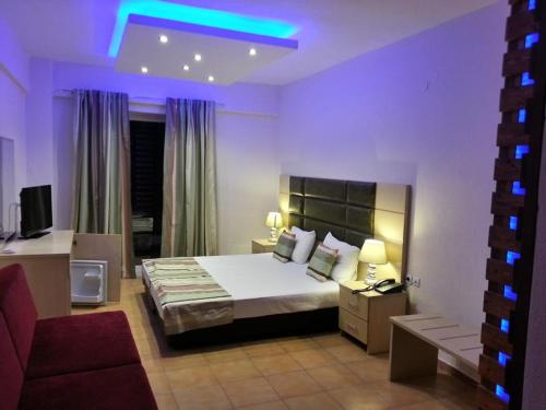 1 dormitorio con 1 cama grande y 1 sofá en Maya Bay, en Kallithea Halkidikis