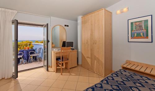 アルバ・アドリアティカにあるHotel Antaresのベッドルーム1室(ベッド1台、デスク、コンピュータ付)