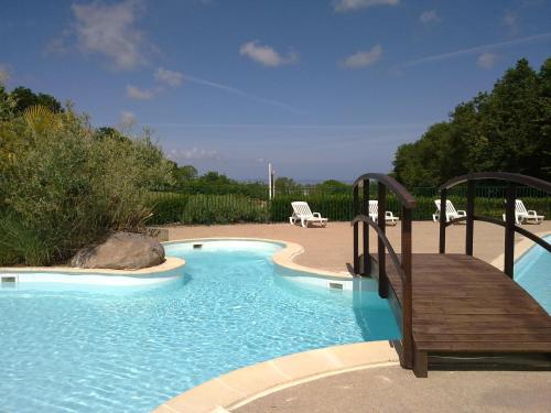 Swimming pool sa o malapit sa Camping le Balcon de la Baie