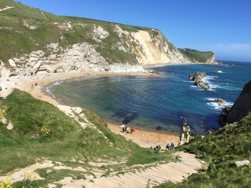 een uitzicht op een strand met mensen erop bij Isambard Cottage in Weymouth