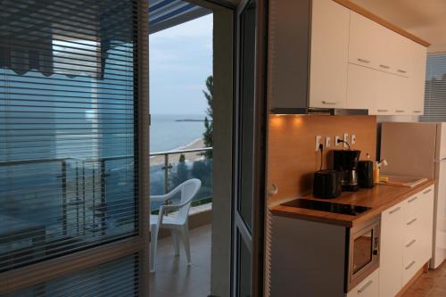 ゴールデン・サンズにあるKabakum Beach Resort Apartmentsの海の景色を望むキッチン