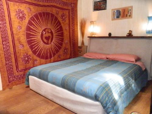 1 dormitorio con 1 cama con una pintura en la pared en Mont Blanc Top Floor, en La Salle